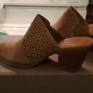 Womens size 5M tan colored mules
